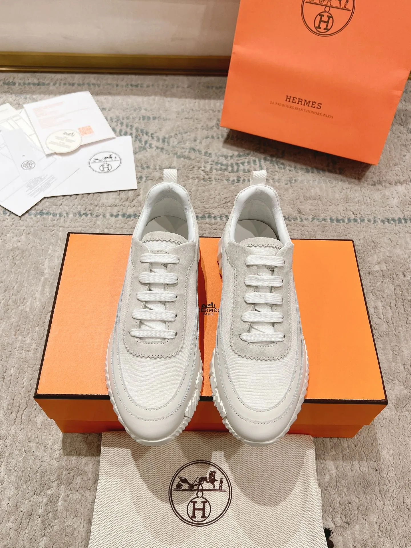 👟👟Ex-factory price 640👟👟 ‼ ️Top version 2024ss Hermès/Hermès new arrival in early autumn, casual shoes for couples👟Color-blocking design MM style, advanced fashion, simple and advanced, casual matching, very light and comfortable on the feet 🔘Upper: suede/cowhide 🔘Inner: sheepskin 🔘Outsole: original PU foam molding outsole 🔘Number of sizes: Women’s size 35-42 (40.41.42, custom made, non-refundable) Men’s size 39-46 (45.46, custom made, non-refundable) 🎁Original exquisite packaging